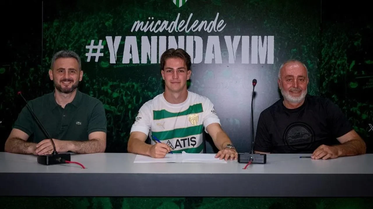 Bursaspor'dan bir imza daha: Ahmet Efe Çakmakkaya ile profesyonel sözleşme imzalandı