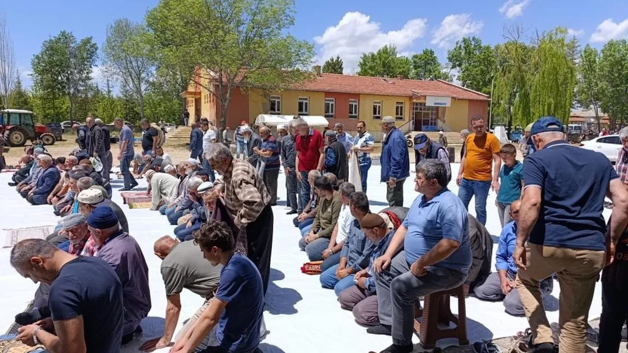 Kuraklık endişesiyle çiftçiler yağmur duasına çıktı! Mahallelerde dualar edildi