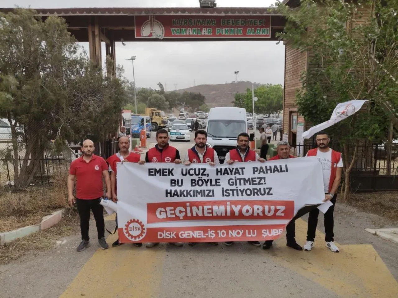 Maaşları ödenmeyen işçilere Karşıyaka Belediyesi'nden piknik organizasyonu