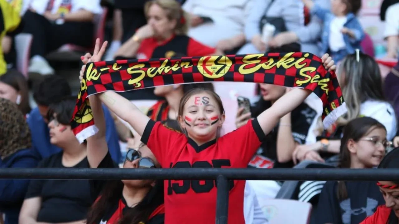 Eskişehirspor taraftarı şampiyonluğu coşkuyla kutladı