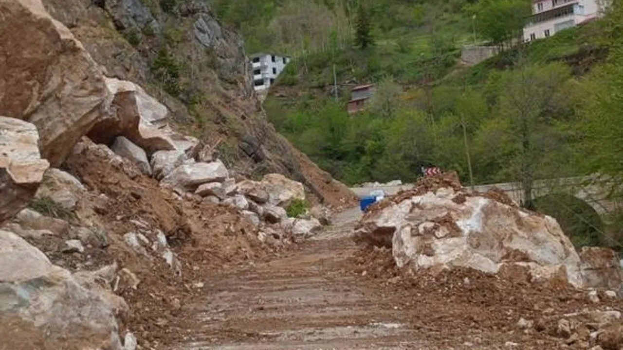 Giresun'da heyelan nedeniyle kapanan yol: Kontrollü olarak ulaşıma açıldı