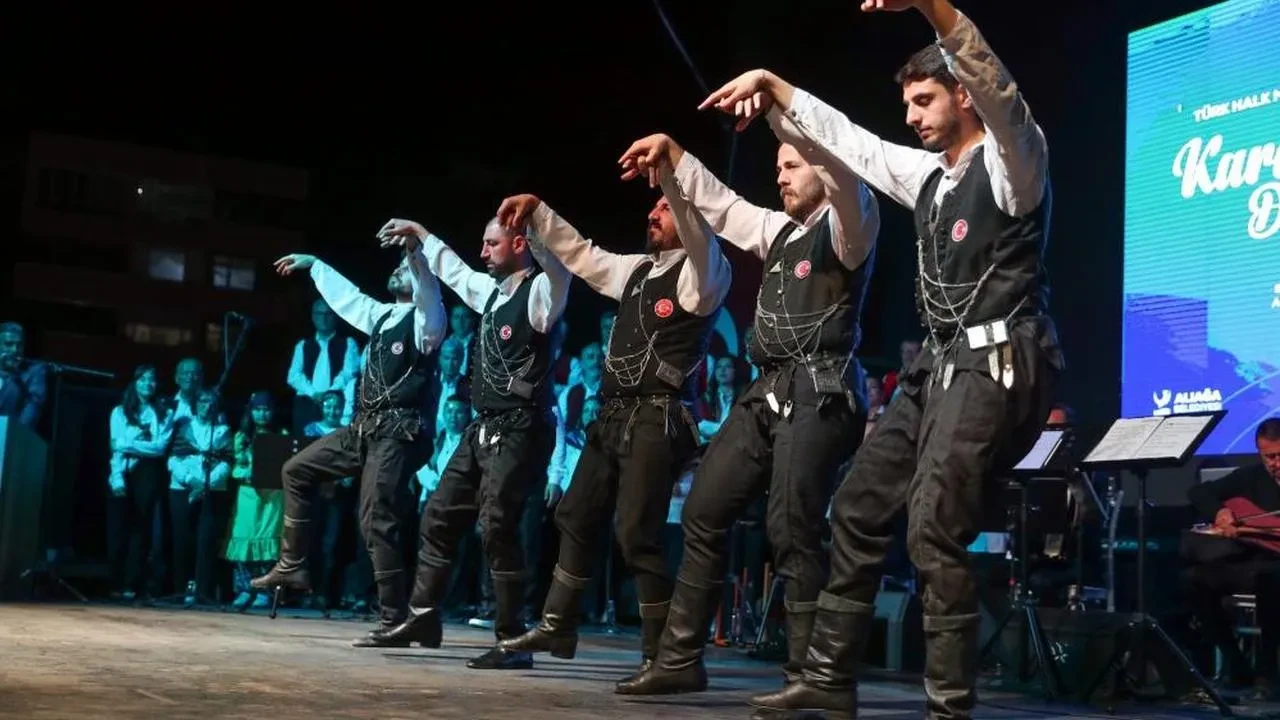 Karadeniz'in coşkusunu Aliağa'da yaşadılar: ASEV THM Korosu konseri unutulmaz anlara sahne oldu