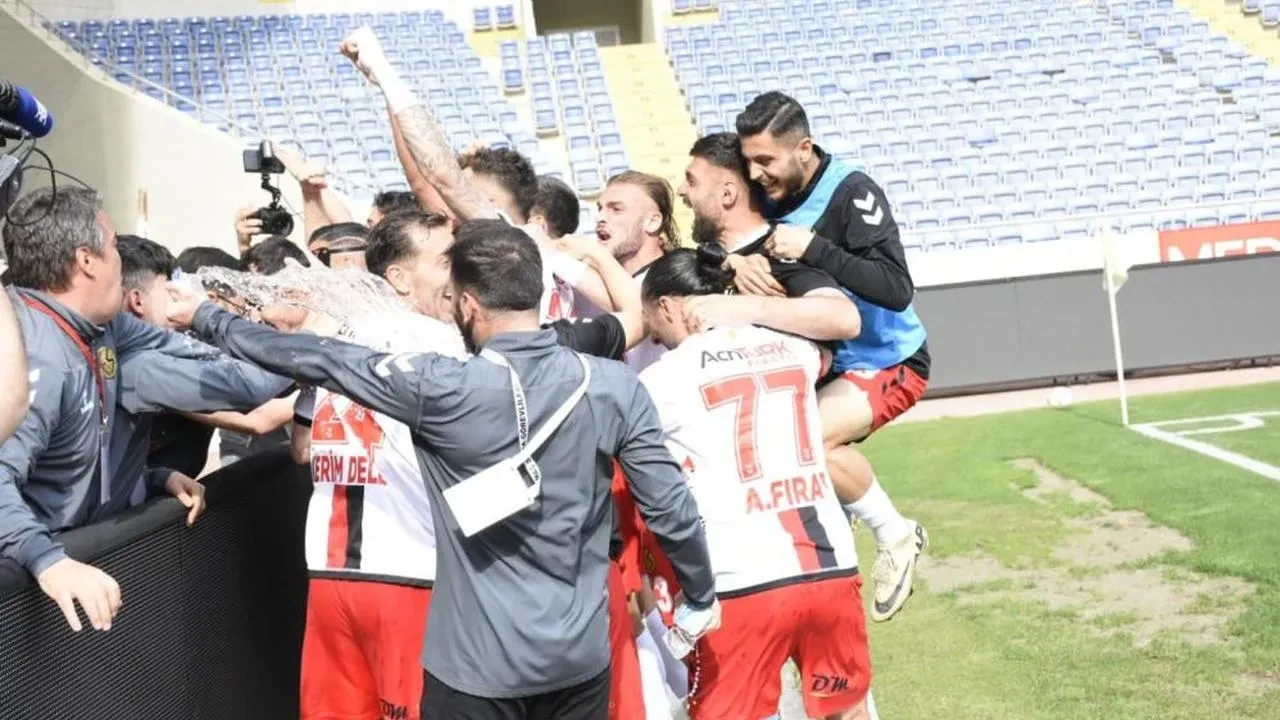 Eskişehirspor, 3. Lig'e yükseldi: Mezitli 33 Spor'u 10 mağlup etti