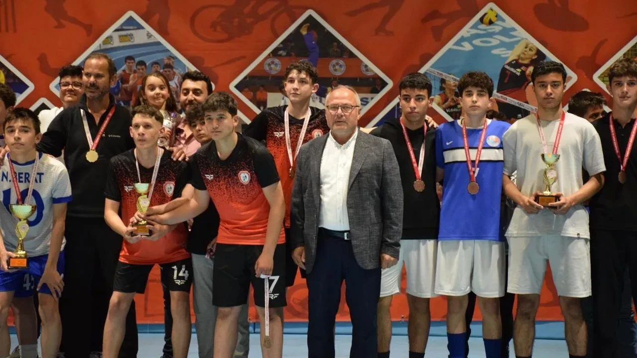 Afyon Lisesi okul sporları futsal şampiyonluğunu kazandı