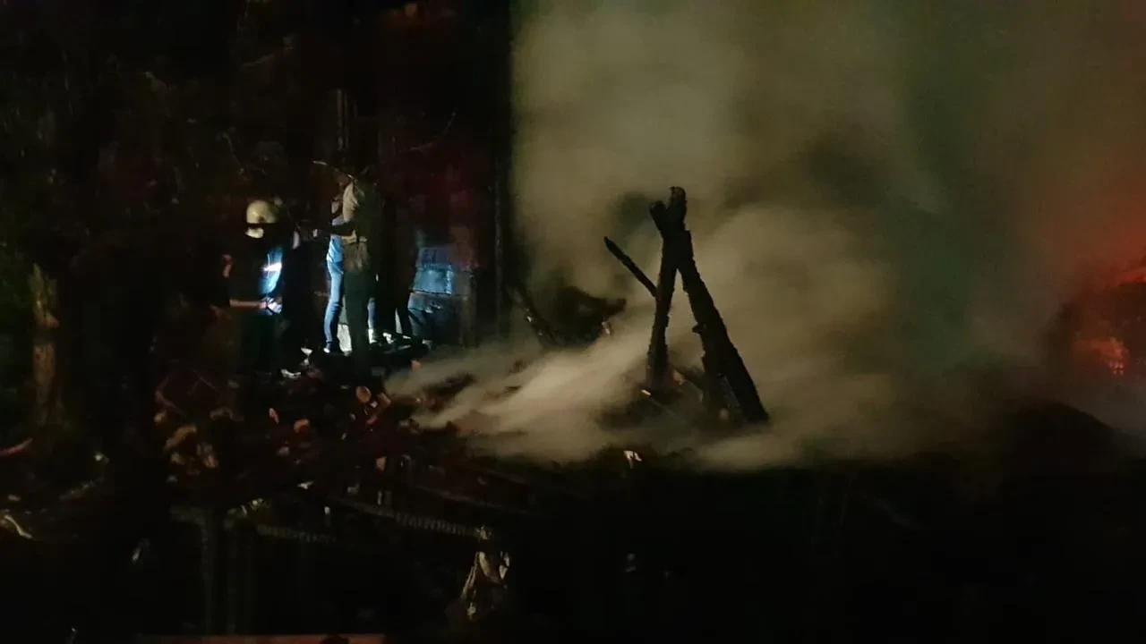 Sakaryanın Taraklı ilçesinde samanlık yangını eve ulaştı