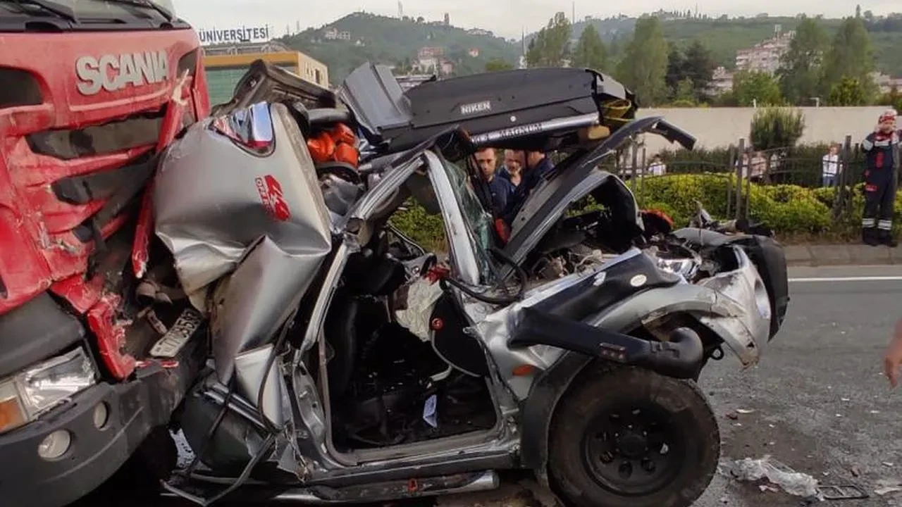 Trabzon'da iki tır arasında kalan araçta üç yaralı