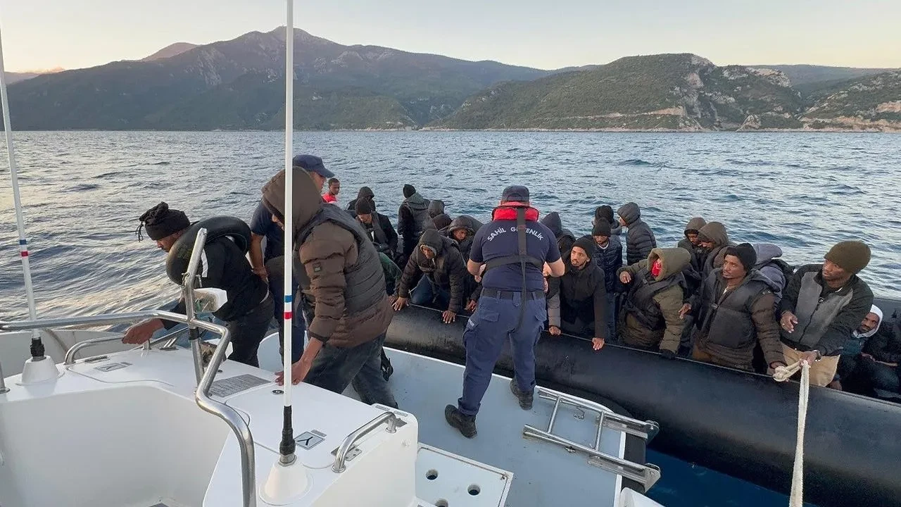 Kuşadası açıklarında göçmenler Sahil Güvenlik tarafından kurtuldu