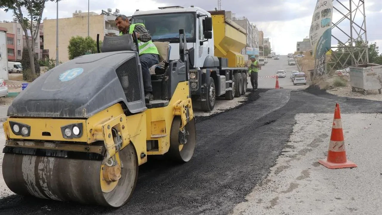 Yollar sıcak asfaltla yenileniyor! Haliliye Belediyesi'nden ulaşım konforunu artıran çalışmalar