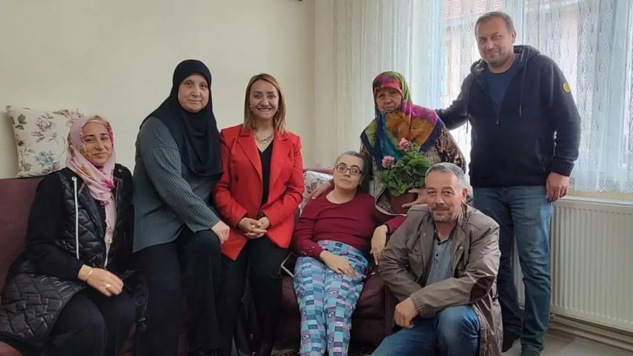 Başkan Tekin’den Anneler Günü'nde anlamlı buluşma: Özel ihtiyaç sahibi çocukların annelerine özel destek