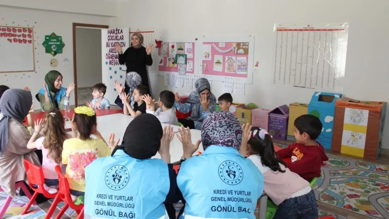 Gönüllü üniversite öğrencileri, minik kalplere nasıl dokundu? 'Hayata Renk Kat' projesi dikkat çekiyor