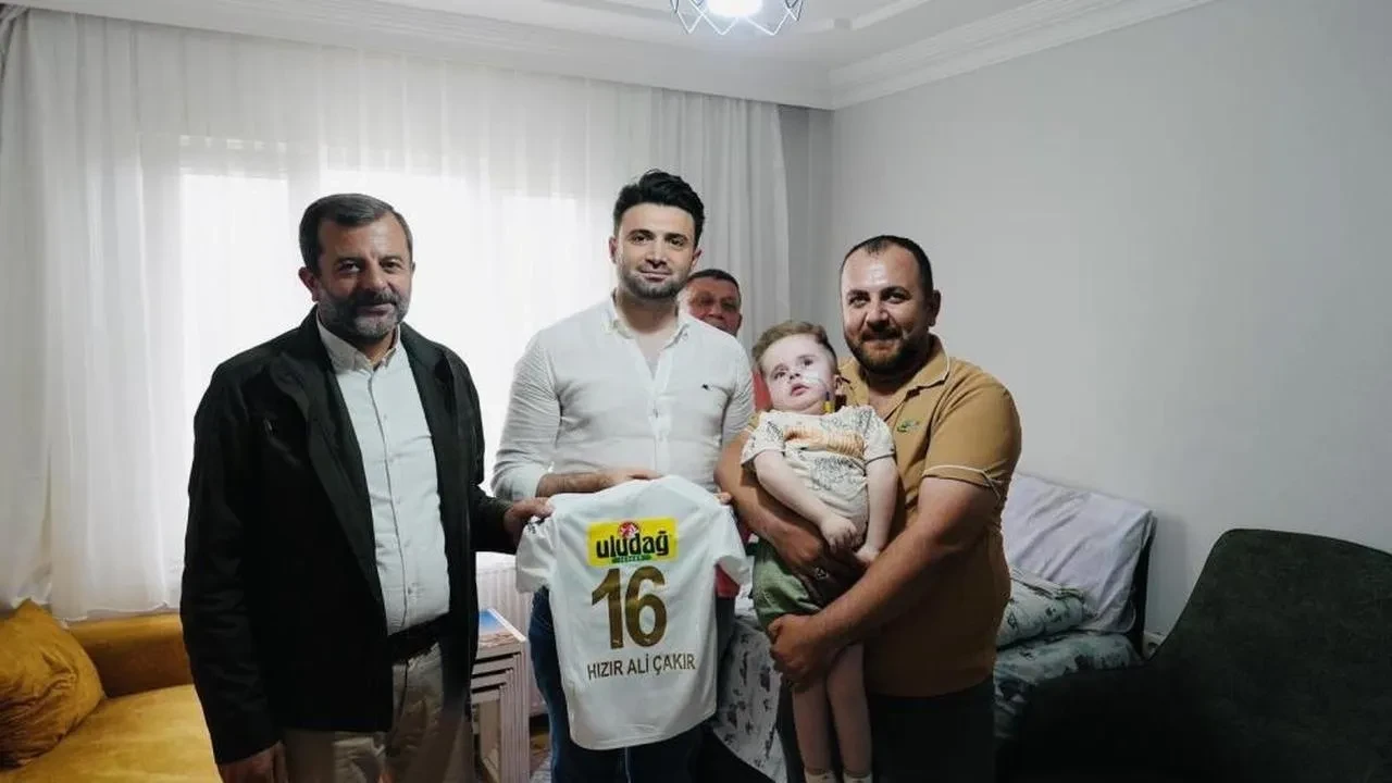 Bursaspor Başkanı Enes Çelik'ten hasta taraftara anlamlı ziyaret