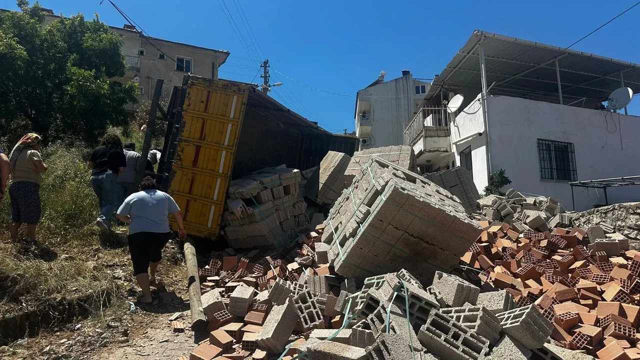 Tuğla yüklü kamyon Milasta devrildi sürücü yaralandı