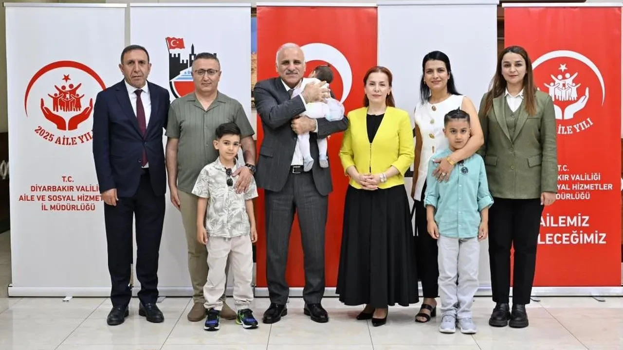 Diyarbakır'da bir kız çocuğu imza töreniyle koruyucu ailesine teslim edildi