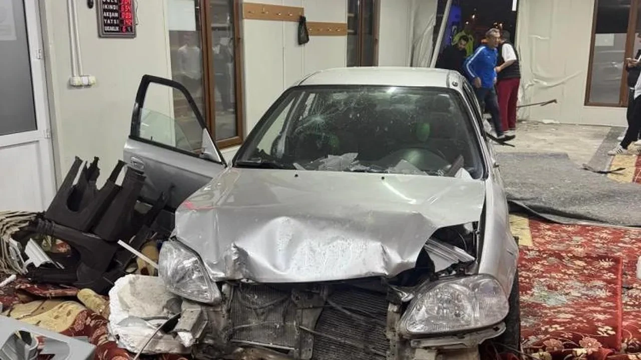 Kocaeli'de alkollü sürücü camiye daldı: Olay yerine çok sayıda ekip sevk edildi