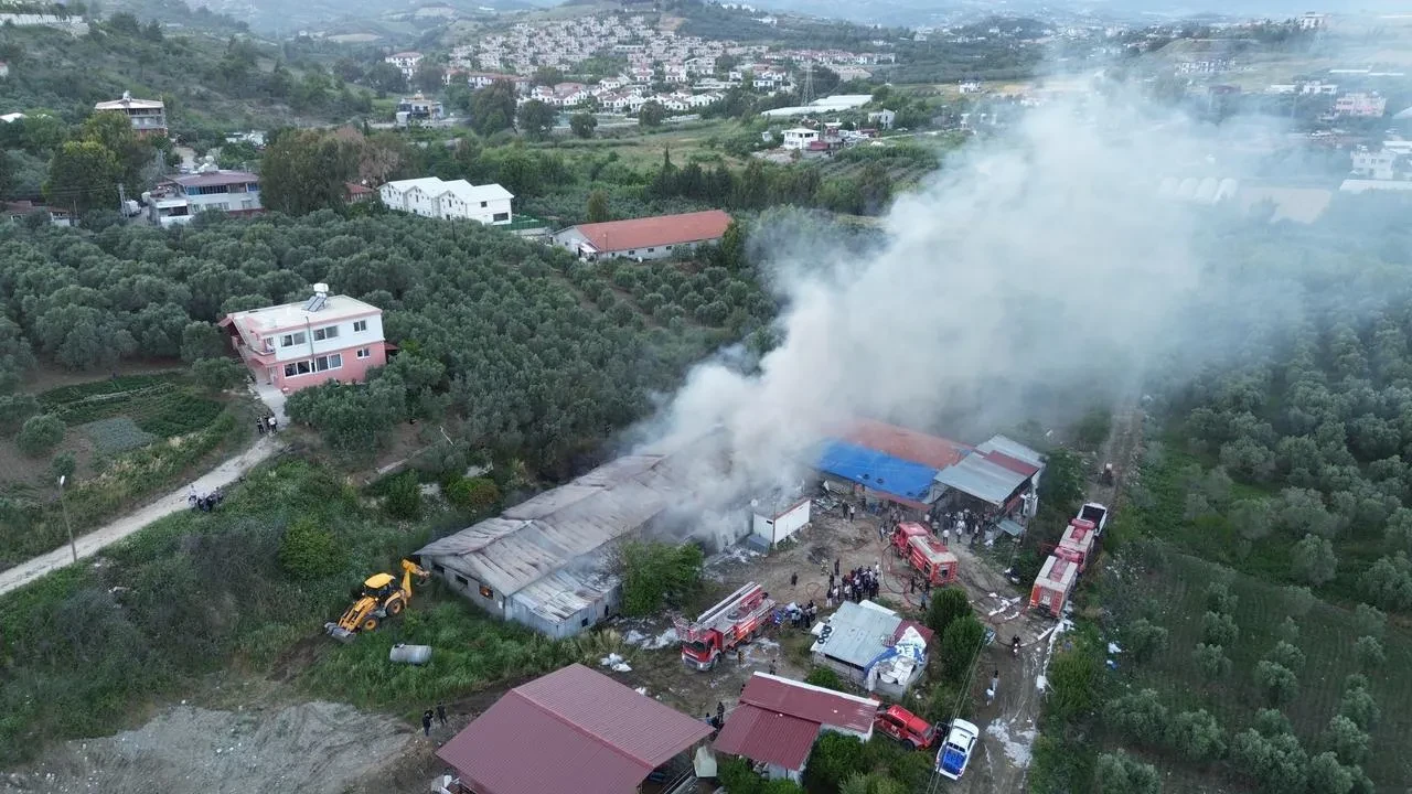 Hatayda tekstil fabrikası mesai sonrası yanmaya başladı