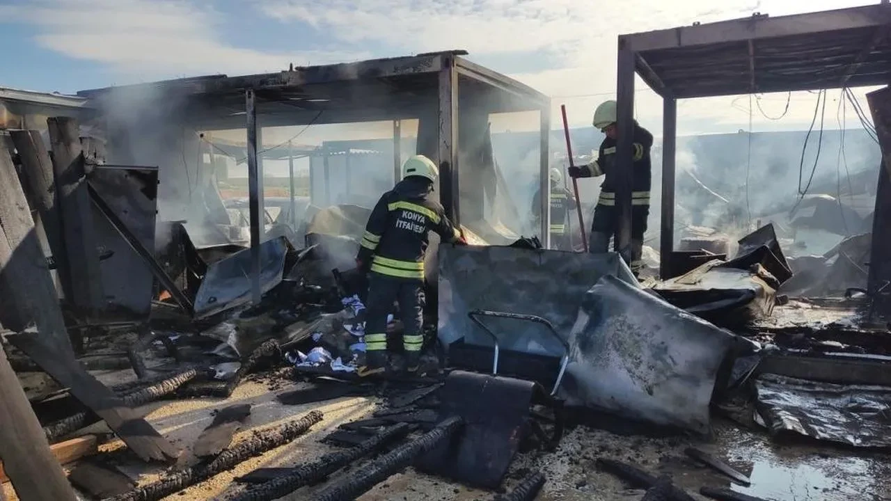 Konya'daki okul inşaatında büyük yangın: 7 konteyner kullanılamaz hale geldi