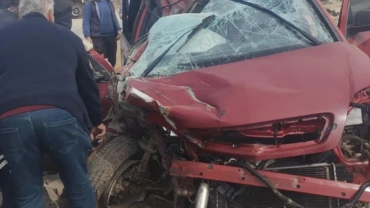 Otomobil, kamyonla çarpıştı: 14 yaşındaki sürücü hayatını kaybetti