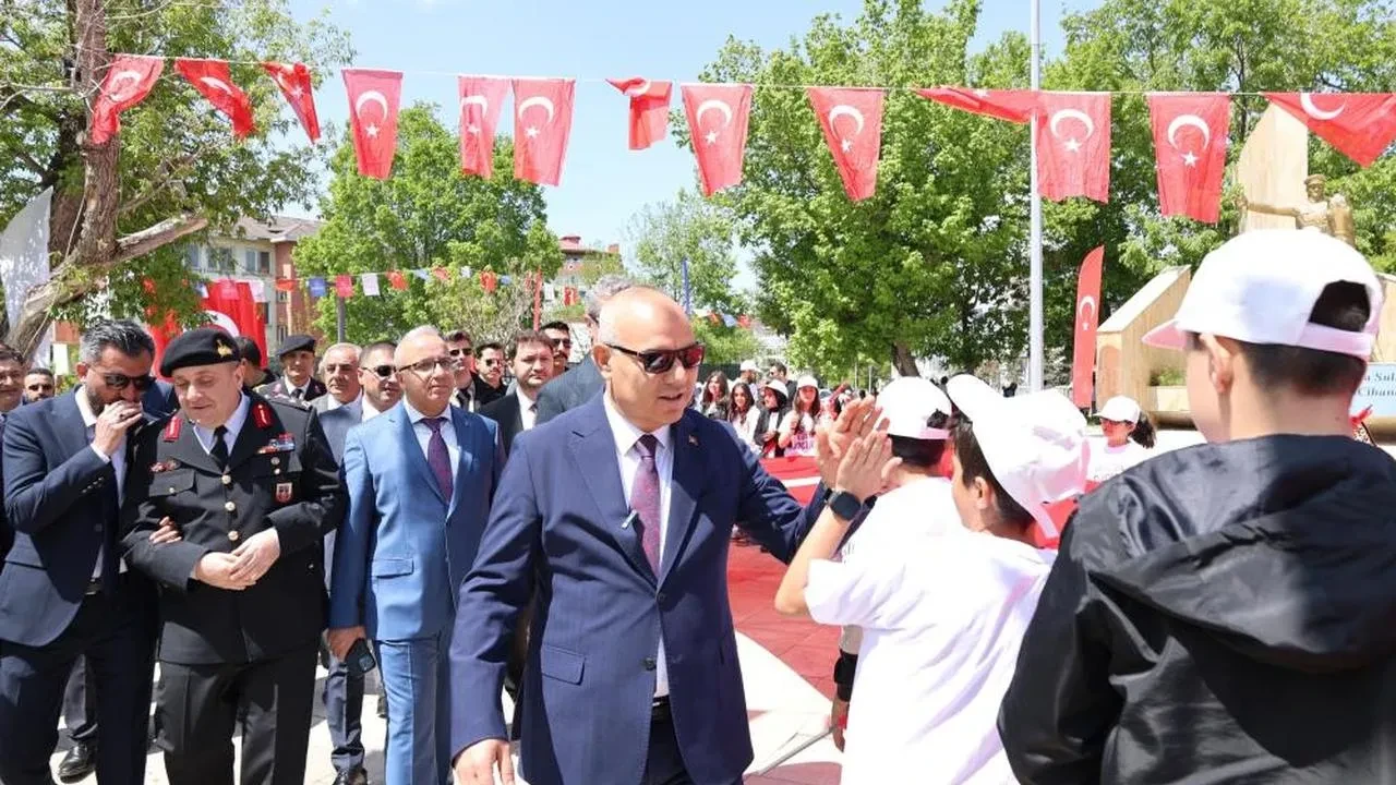 19 Mayıs coşkusuyla dolu Ağrı'da gençler kortej yürüyüşüyle bayramı kutladı