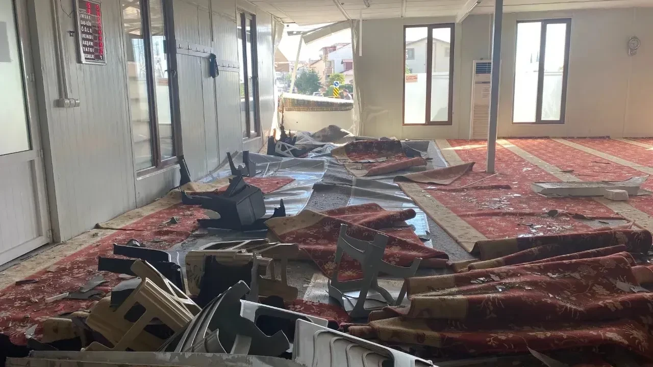 Alkollü sürücü camiye aracıyla daldı: Sabah namazına gelenler şokta