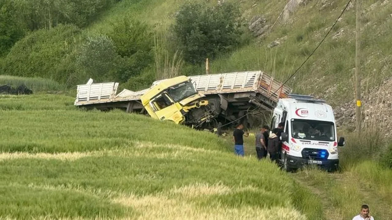 Batman’da tır şarampole yuvarlandı: 2 ağır yaralı