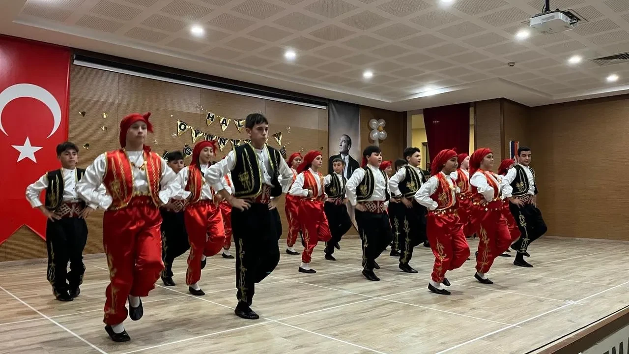 Düzce Namık Kemal İlkokulunda halk oyunları coşkuyla sergilendi