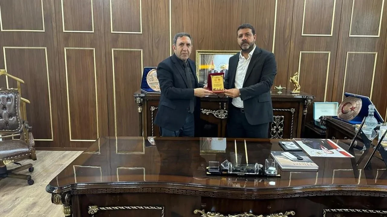 Aile ve sosyal politikalar il müdürü polat'tan iş adamı bozkuş'a teşekkür plaketi