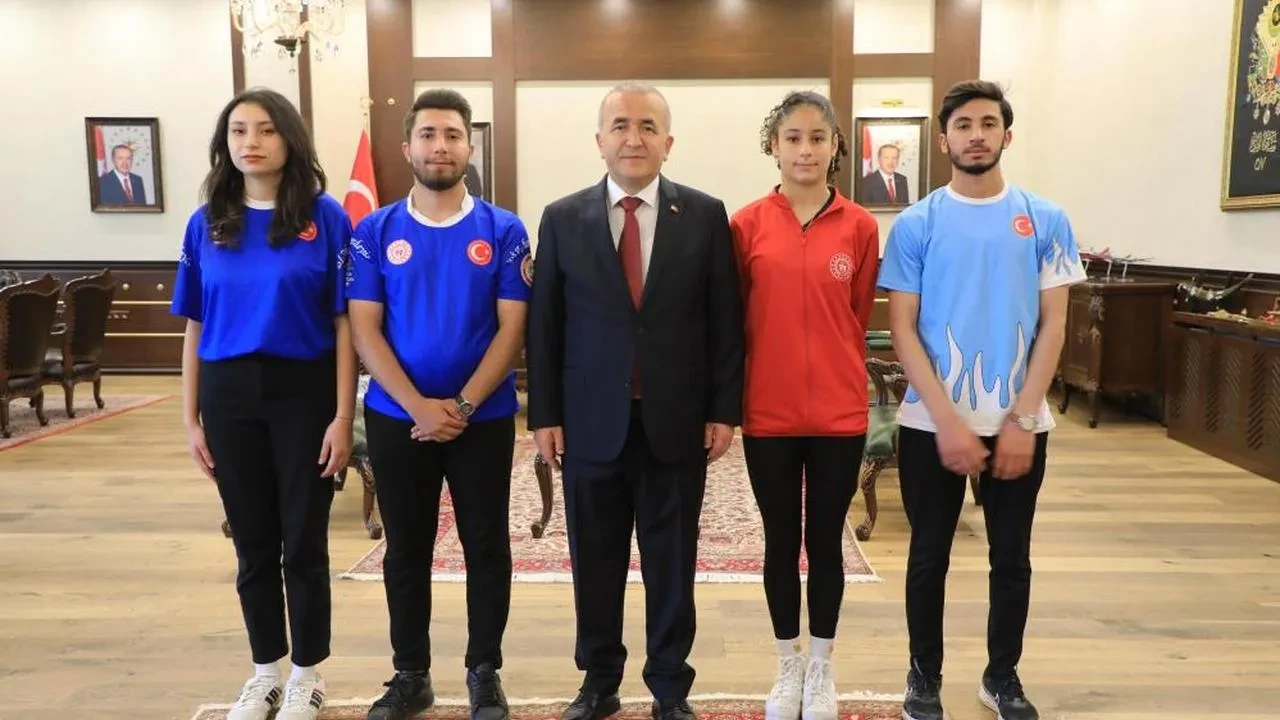 Elazığ'da gençlerle buluşan Vali Hatipoğlu: "Geleceğiniz için yanınızdayız"