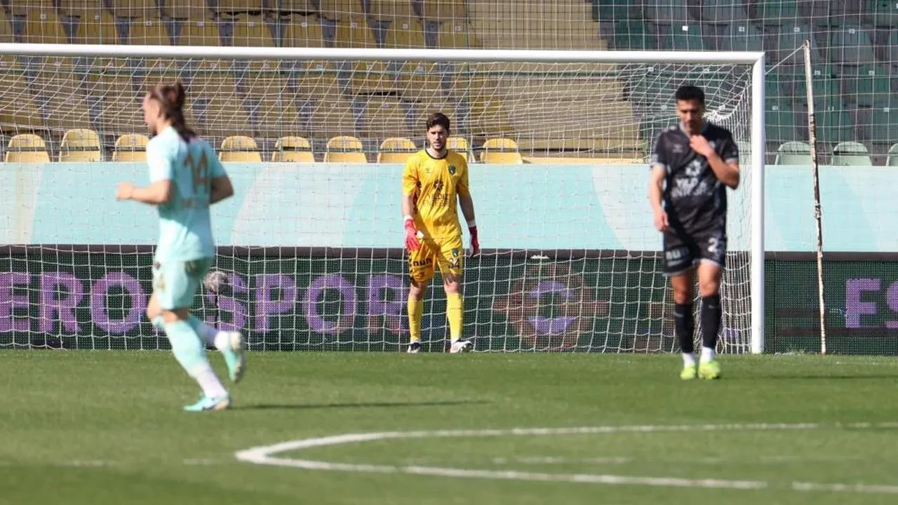 Kocaelispor'da Batuhan Şen ile yollar ayrıldı! Yeni kaleci arayışları hız kazandı