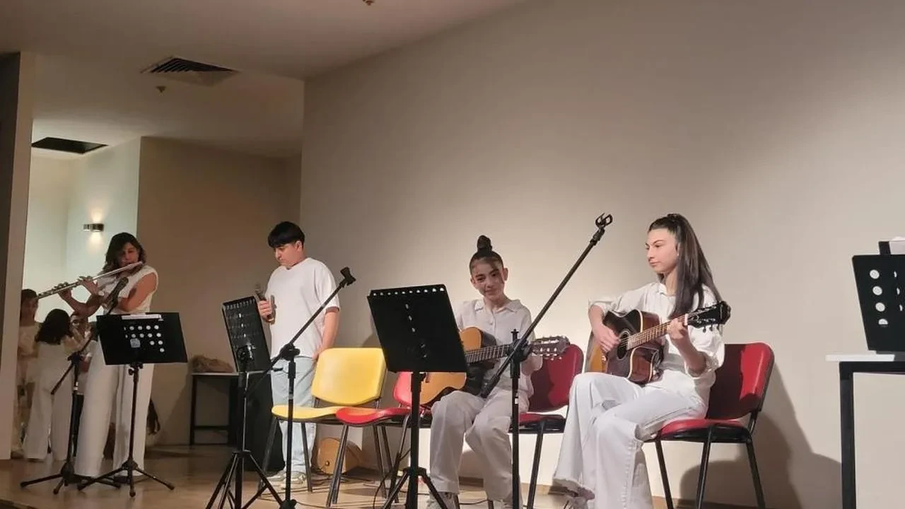 Manisa'daki müzik gecesinde öğrencilerden göz dolduran performans