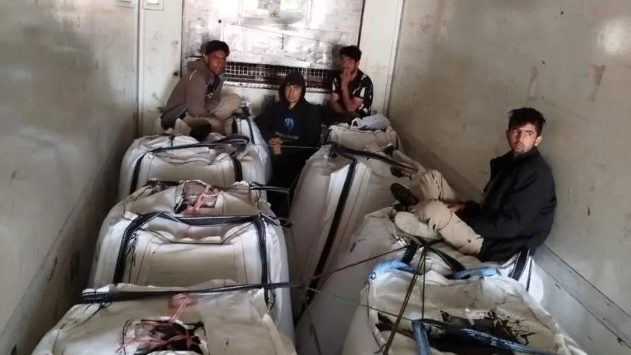 Sivas'ta iki tırda 7 düzensiz göçmen yakalandı