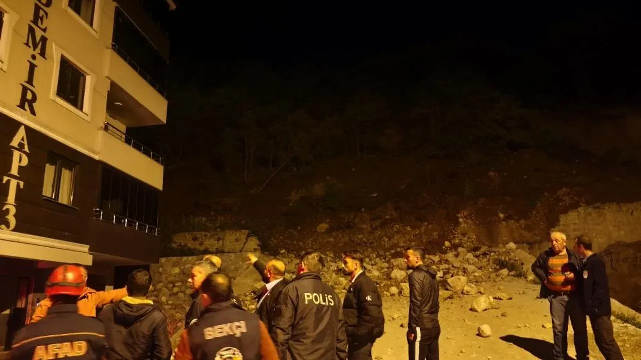 Ardanuç'ta heyelan korkuttu: İstinat duvarı çöktü