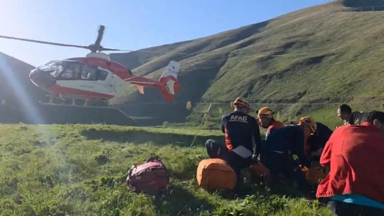 Van'da kayalıklarda mahsur kalan kişiyi AFAD kurtardı