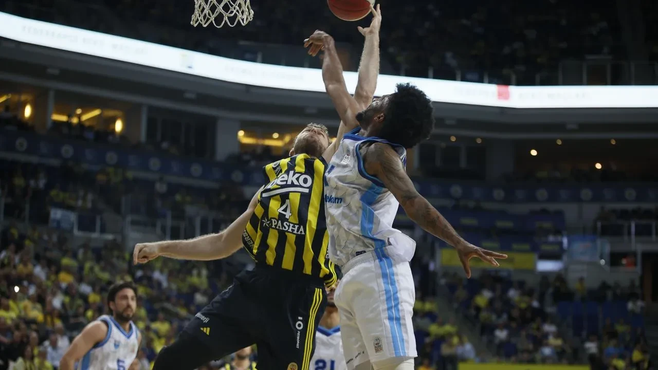 Fenerbahçe Türk Telekom karşısında seride öne geçti