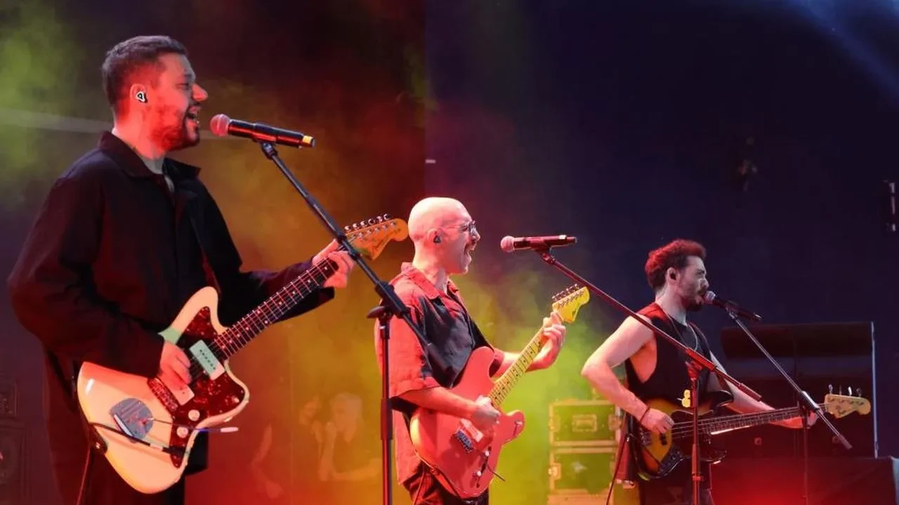 İzmir Ekonomi Üniversitesi'nde bahar şenliği coşkusu: Adamlar konseri ve lezzet dolu anlar