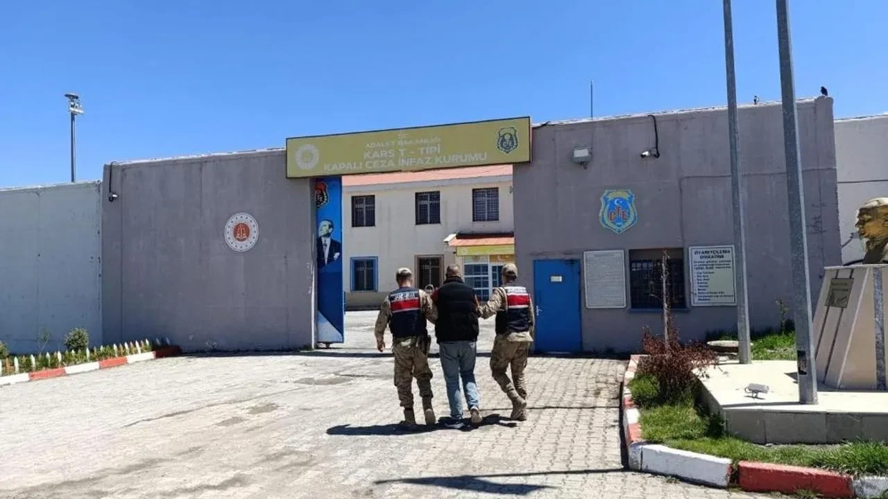 Kars'ta hırsızlık suçundan aranan şahıs, jandarma operasyonuyla yakalandı