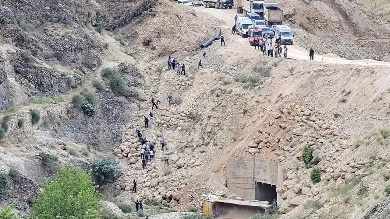 Adıyamanda hafriyat kamyonu dere yatağına yuvarlandı