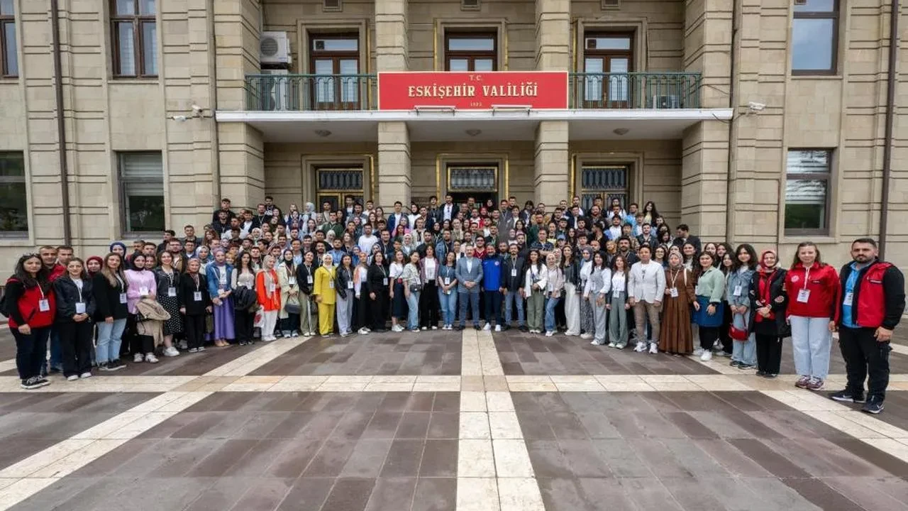 Eskişehir'de Gençlik Haftası coşkusu: Vali Aksoy, genç temsilcileri ağırladı!