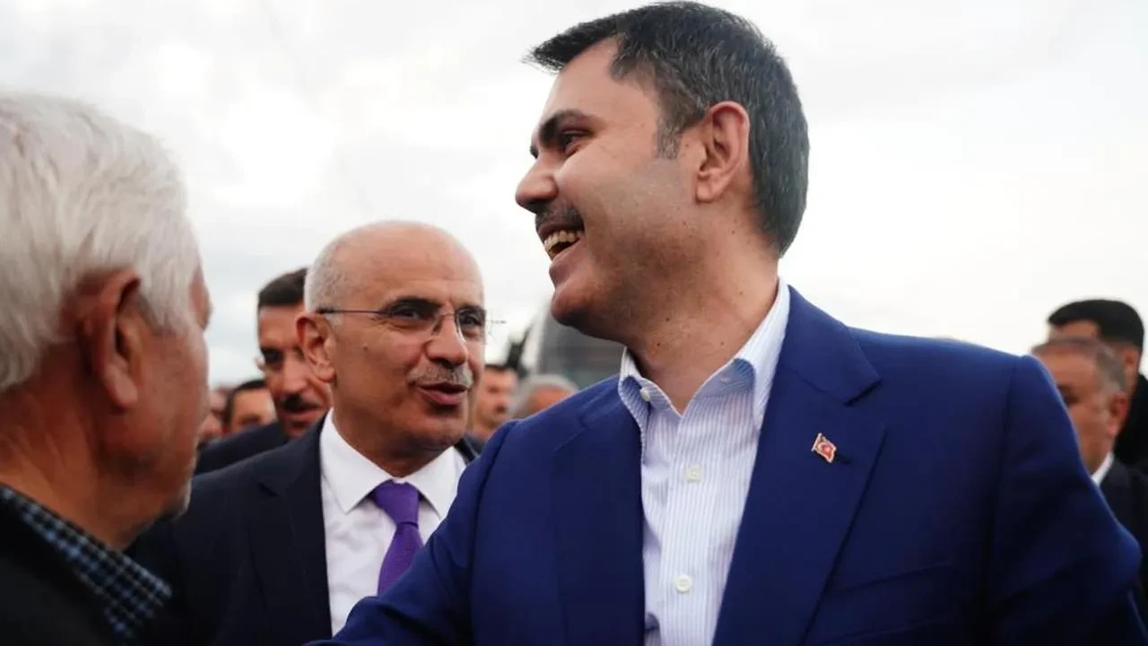 Bakan Kurum, Malatya'da depremzedelere moral verdi: Yeni köy evleri ve halı saha müjdesi