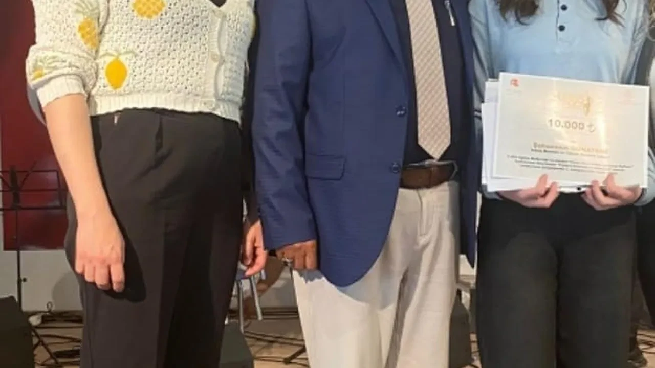 Eskişehirli öğrenci Şahsenem Günaydın, Yunus Emre Haftası'nda 10 bin TL ödül kazandı