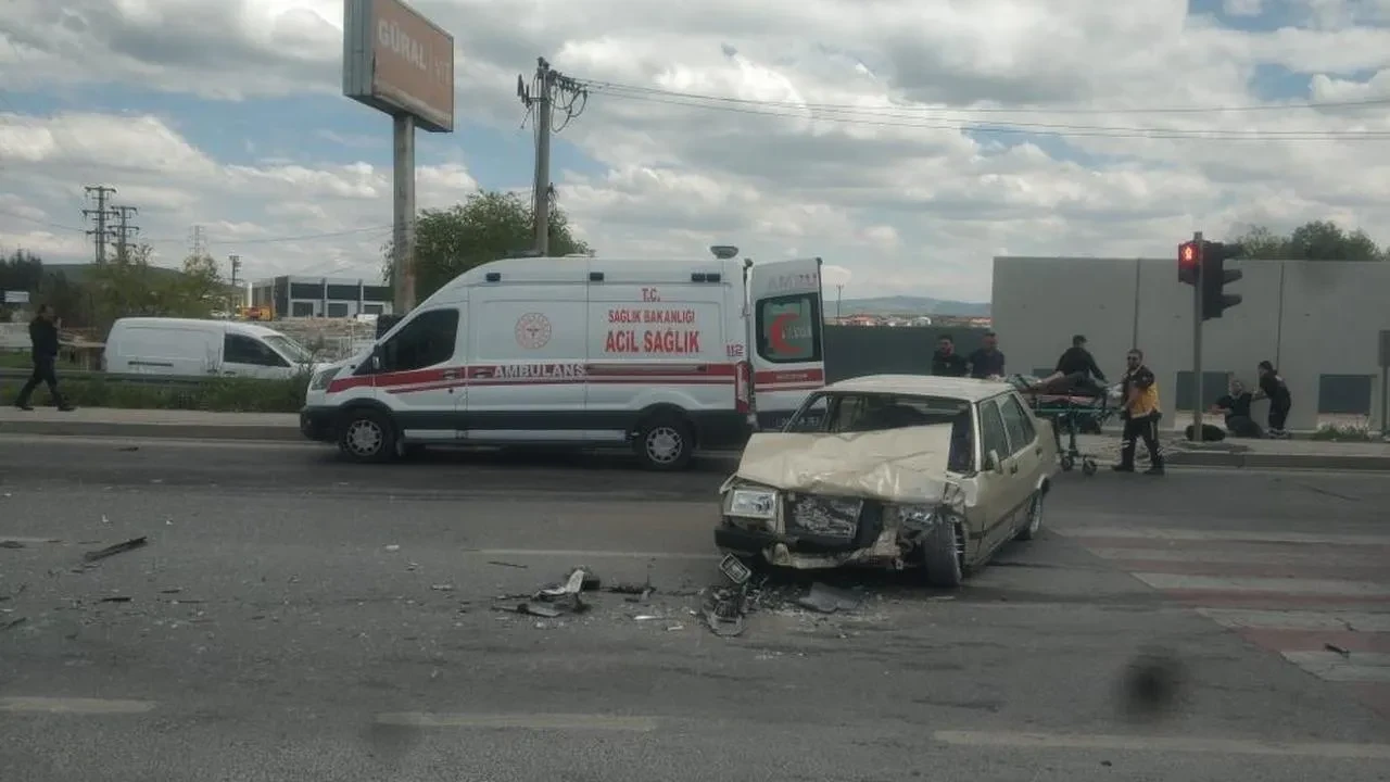 Afyonkarahisar'da trafik kazası: 4 yaralı, polis soruşturma başlattı