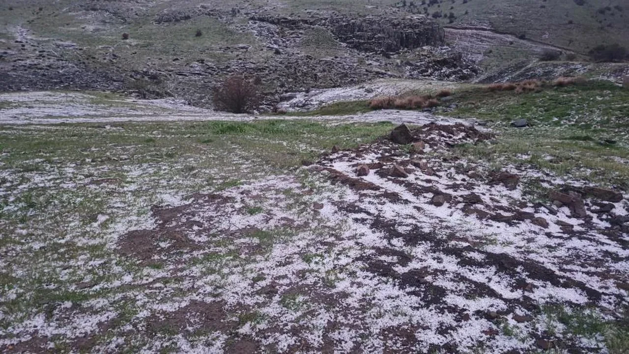 Yozgat’ta dolu yağışı: Yüksek kesimleri beyaza bürüdü