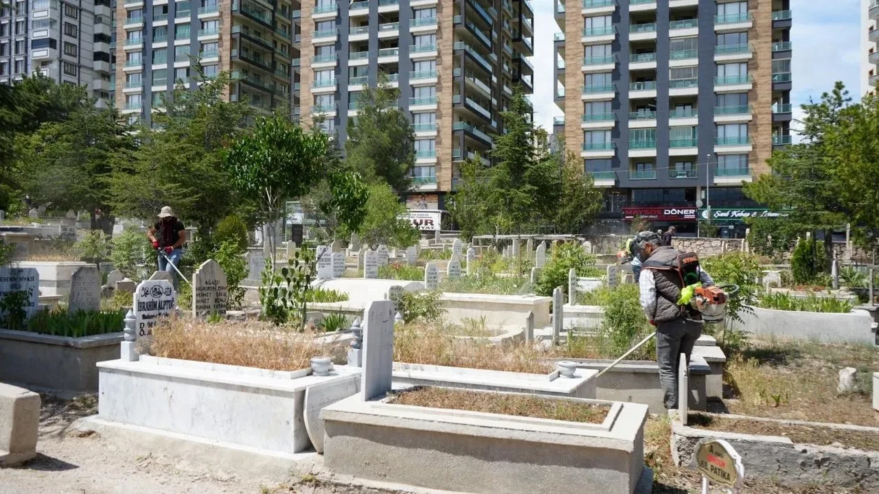 Niğde mezarlıkları Kurban Bayramı için hazırlanıyor