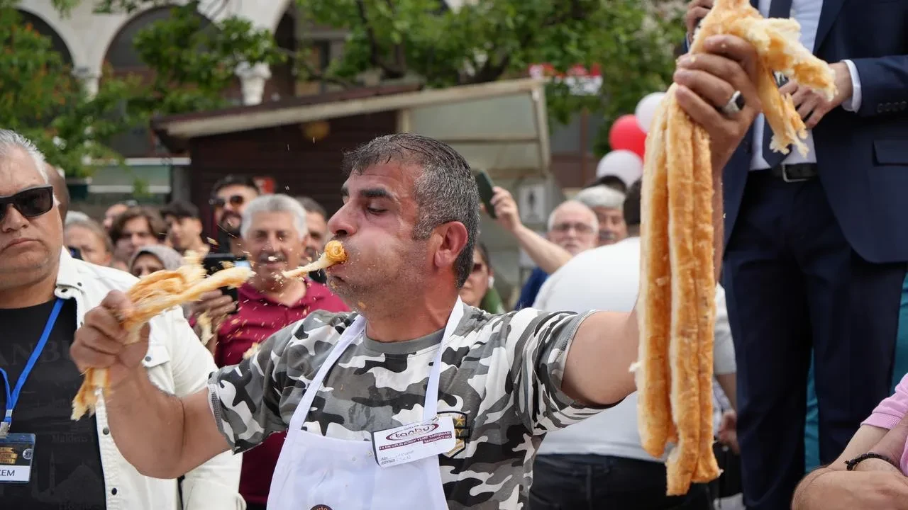 Bursada 11 metre börek yiyerek altını kazandı