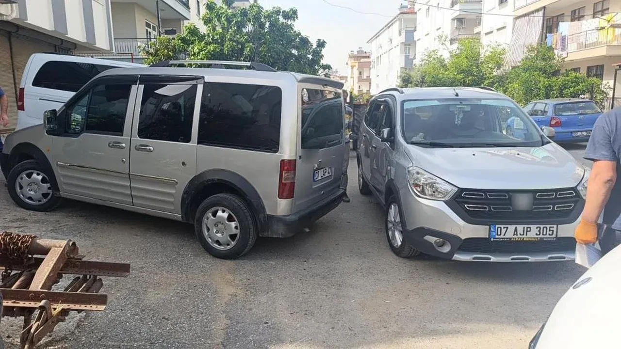Manavgat'ta hafif ticari araç ile otomobil çarpıştı: 1 yaralı