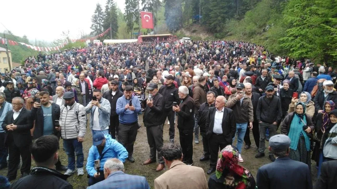Hıdırellez Şenliği'nde yağmur coşkuyu dindiremedi
