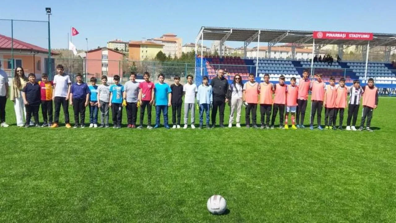 Pınarbaşı’nı final heyecanı sardı: Orta okullar ve liseler arası futbol ve voleybol turnuvasında yarı finaller oynandı