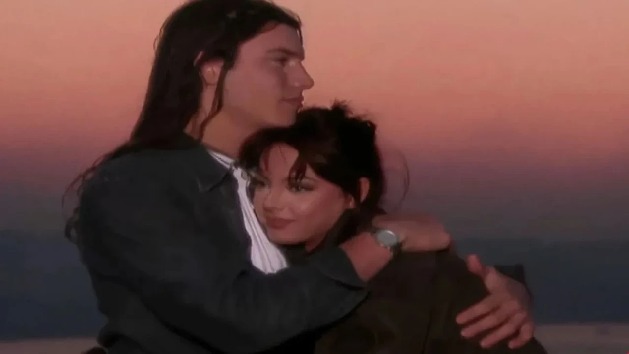 Ebru Gündeş'in eski aşkı Berke Hürcan geri döndü: 90'ların fenomeninin son hali şaşırttı