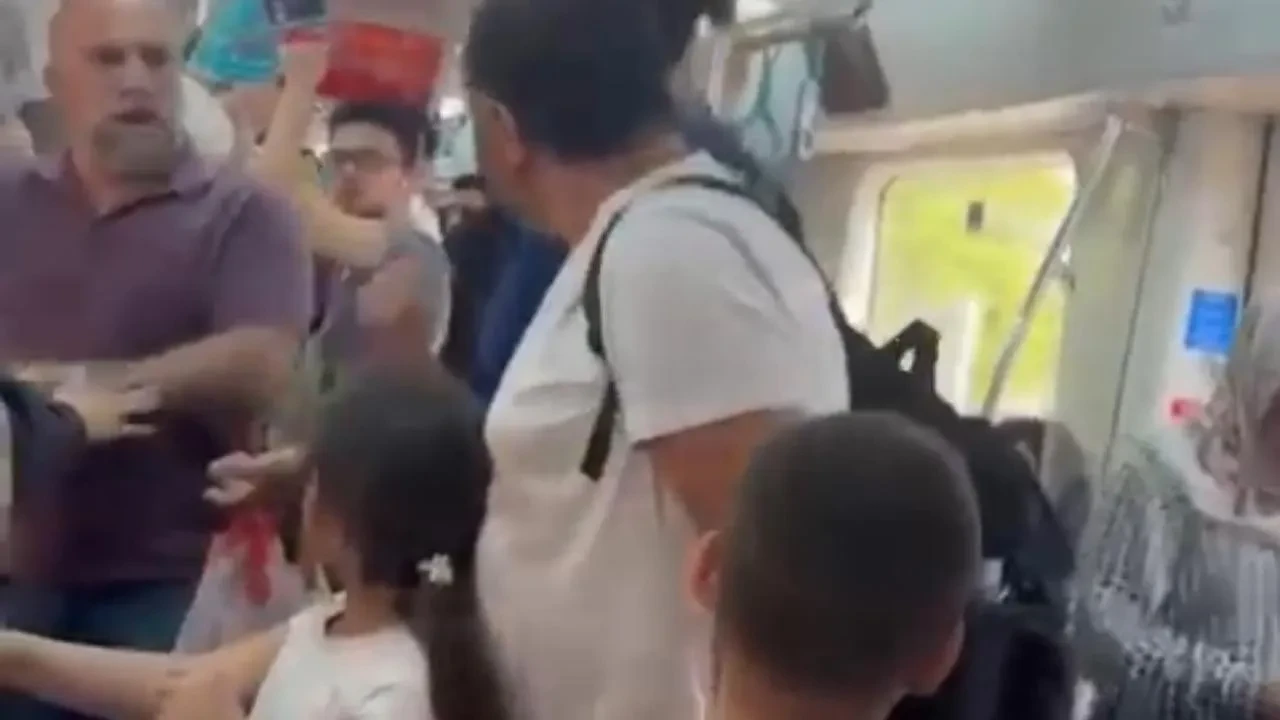 Marmaray treninde çocukların önünde baba yumruklu saldırıya uğradı