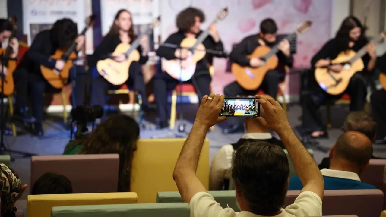 Antalya'nın müzik dolu gecesi: Gitar Orkestrası Konseri'nde eserler yer aldı
