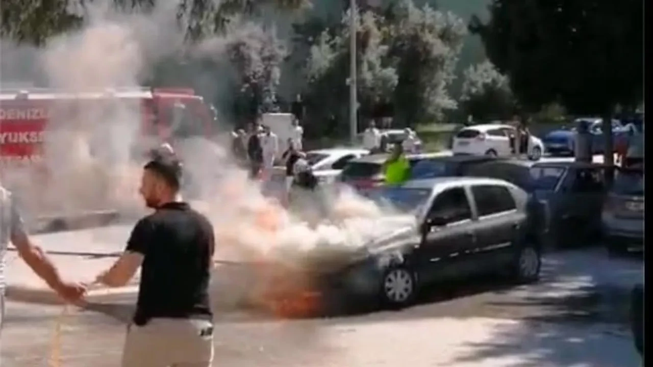 Seyir halindeki otomobil alev alev yandı: Otomobil hurdaya döndü